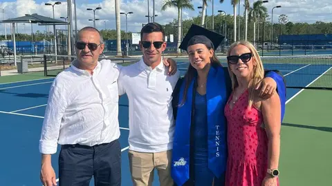 Alba Retortillo junto a su familia en su graduación.