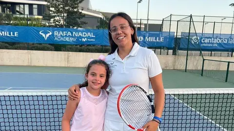 Alba Retortillo impartiendo clases en Rafa Nadal Academy.