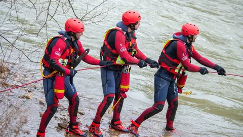 El Servicio de Prevención y Extinción de Incendios del Ayuntamiento de León ha ampliado sus herramientas con nuevo material de rescate acuático. Se trata de un trineo de rescate RR4, una embarcación de rescate rápido en superficie. Esta adquisición se enmarca en la estrategia de mejora de las herramientas y el servicio que prestan los Bomberos de León con el consiguiente beneficio para la ciudadanía.
