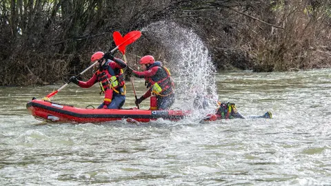 El Servicio de Prevención y Extinción de Incendios del Ayuntamiento de León ha ampliado sus herramientas con nuevo material de rescate acuático. Se trata de un trineo de rescate RR4, una embarcación de rescate rápido en superficie. Esta adquisición se enmarca en la estrategia de mejora de las herramientas y el servicio que prestan los Bomberos de León con el consiguiente beneficio para la ciudadanía.
