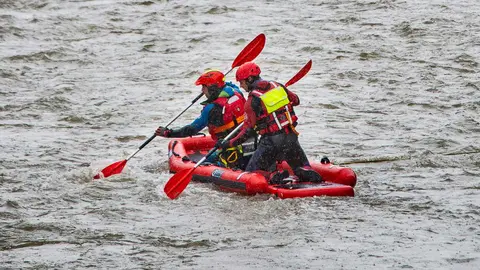 El Servicio de Prevención y Extinción de Incendios del Ayuntamiento de León ha ampliado sus herramientas con nuevo material de rescate acuático. Se trata de un trineo de rescate RR4, una embarcación de rescate rápido en superficie. Esta adquisición se enmarca en la estrategia de mejora de las herramientas y el servicio que prestan los Bomberos de León con el consiguiente beneficio para la ciudadanía.