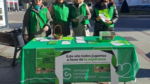 Acción en las calles de León de la AECC.