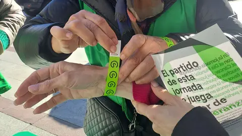 Acción en las calles de León de la AECC.