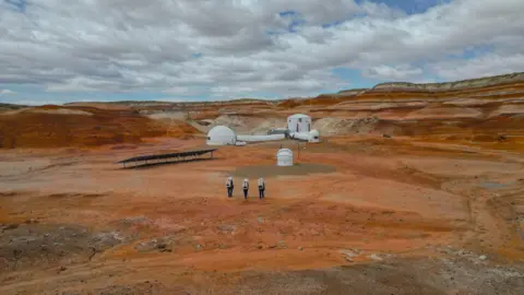 Nueve astronautas española, entre ellas las leonesas Jennifer García Carrizo y Laura González Llamazares, estudian en el proyecto Hypatia los efectos de una misión en Marte en las mujeres. Desde este martes viven aisladas en la estación Mars Research Desert Station del desierto de Utah.