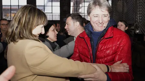 El secretario general electo del PSOE de Castilla y León, Carlos Martínez, señaló  al líder de Vox, Santiago Abascal, y el presidente autonómico del PP y la Junta, Alfonso Fernández Mañueco, ante los aranceles que pretende aplicar el presidente de Estados Unidos, Donald Trump, a los productos del campo de otros países y que cifró en 600 millones de euros. “Aquellos que parecen defender los entornos rurales lo están aplaudiendo de forma entusiasta. Alguien tendrá que dar explicaciones”, dijo. Fotos: César Sánchez