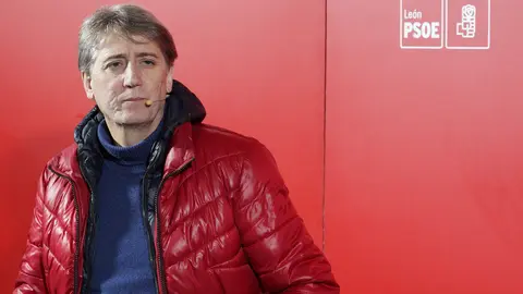 El secretario general electo del PSOE de Castilla y León, Carlos Martínez, señaló  al líder de Vox, Santiago Abascal, y el presidente autonómico del PP y la Junta, Alfonso Fernández Mañueco, ante los aranceles que pretende aplicar el presidente de Estados Unidos, Donald Trump, a los productos del campo de otros países y que cifró en 600 millones de euros. “Aquellos que parecen defender los entornos rurales lo están aplaudiendo de forma entusiasta. Alguien tendrá que dar explicaciones”, dijo. Fotos: César Sánchez