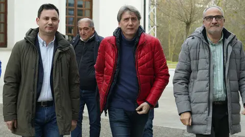 El secretario general electo del PSOE de Castilla y León, Carlos Martínez, señaló  al líder de Vox, Santiago Abascal, y el presidente autonómico del PP y la Junta, Alfonso Fernández Mañueco, ante los aranceles que pretende aplicar el presidente de Estados Unidos, Donald Trump, a los productos del campo de otros países y que cifró en 600 millones de euros. “Aquellos que parecen defender los entornos rurales lo están aplaudiendo de forma entusiasta. Alguien tendrá que dar explicaciones”, dijo. Fotos: César Sánchez