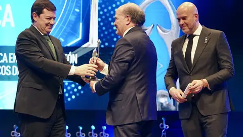 El presidente de la Junta de Castilla y León, Alfonso Fernández Mañueco, participa en la gala de entrega de los II Premios Diagnóstico 2025 de CyLTV. Fotos: Campillo