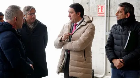 El consejero de Medio Ambiente, Vivienda y Ordenación del Territorio, Juan Carlos Suárez-Quiñones, visita las obras de la base de helicópteros de El Oterico. Fotos: Campillo.