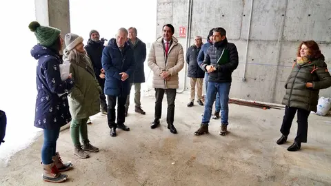 El consejero de Medio Ambiente, Vivienda y Ordenación del Territorio, Juan Carlos Suárez-Quiñones, visita las obras de la base de helicópteros de El Oterico. Fotos: Campillo.