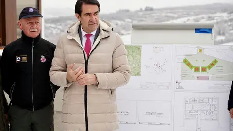 El consejero de Medio Ambiente, Vivienda y Ordenación del Territorio, Juan Carlos Suárez-Quiñones, visita las obras de la base de helicópteros de El Oterico. Fotos: Campillo.