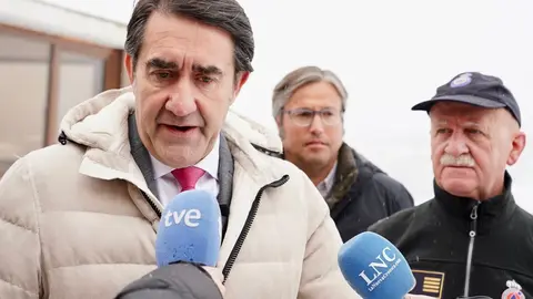 El consejero de Medio Ambiente, Vivienda y Ordenación del Territorio, Juan Carlos Suárez-Quiñones, visita las obras de la base de helicópteros de El Oterico. Fotos: Campillo.