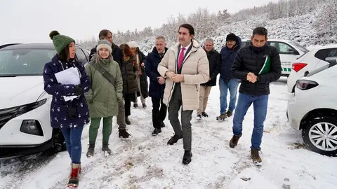 El consejero de Medio Ambiente, Vivienda y Ordenación del Territorio, Juan Carlos Suárez-Quiñones, visita las obras de la base de helicópteros de El Oterico. Fotos: Campillo.
