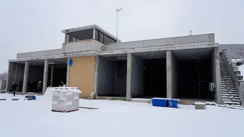 El consejero de Medio Ambiente, Vivienda y Ordenación del Territorio, Juan Carlos Suárez-Quiñones, visita las obras de la base de helicópteros de El Oterico. Fotos: Campillo.