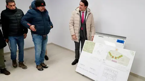 El consejero de Medio Ambiente, Vivienda y Ordenación del Territorio, Juan Carlos Suárez-Quiñones, visita las obras de la base de helicópteros de El Oterico. Fotos: Campillo.