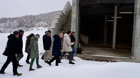 El consejero de Medio Ambiente, Vivienda y Ordenación del Territorio, Juan Carlos Suárez-Quiñones, visita las obras de la base de helicópteros de El Oterico. Fotos: Campillo.