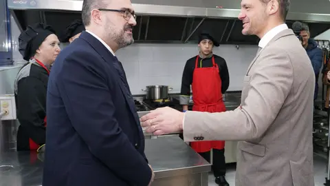 El alcalde de Ponferrada, Marco Morala, durante la visita al programa de empleo de Hostelería y Cocina en el Centro de Día del barrio ponferradino de Flores del Sil. Fotos: César Sánchez.