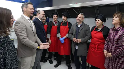 El alcalde de Ponferrada, Marco Morala, durante la visita al programa de empleo de Hostelería y Cocina en el Centro de Día del barrio ponferradino de Flores del Sil. Fotos: César Sánchez.