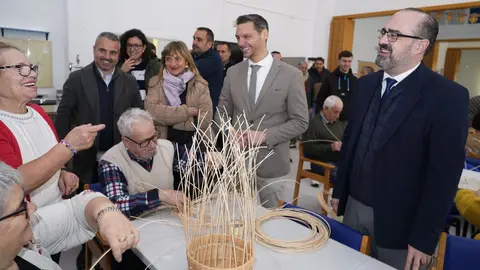 El alcalde de Ponferrada, Marco Morala, durante la visita al programa de empleo de Hostelería y Cocina en el Centro de Día del barrio ponferradino de Flores del Sil. Fotos: César Sánchez.