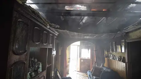 Un incendio calcina por completo una vivienda en la localidad de Palacios del Sil. La intervención de Bomberos de Diputación y Bomberos de Ponferrada impidió que las llamas se extendieran por completo por un segundo inmueble, finalmente con daños de menor relevancia.