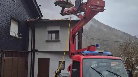 Un incendio calcina por completo una vivienda en la localidad de Palacios del Sil. La intervención de Bomberos de Diputación y Bomberos de Ponferrada impidió que las llamas se extendieran por completo por un segundo inmueble, finalmente con daños de menor relevancia.