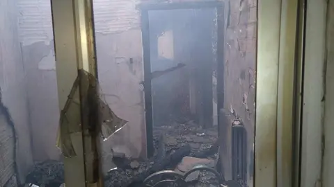 Un incendio calcina por completo una vivienda en la localidad de Palacios del Sil. La intervención de Bomberos de Diputación y Bomberos de Ponferrada impidió que las llamas se extendieran por completo por un segundo inmueble, finalmente con daños de menor relevancia.