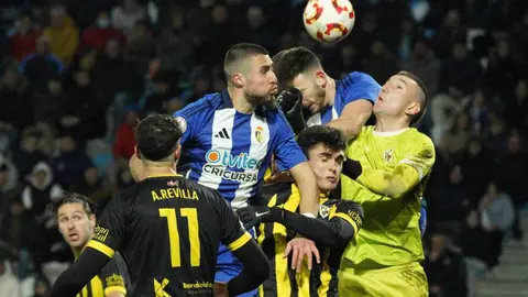 Partido de altura en El Toralín, con la Ponferradina intentando sumar ante un rival muy solvente sobre el terreno de juego.