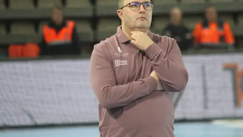 El Abanca Ademar León regresa a la competición mostrándose muy superior al Puente Genil en el Palacio Municipal de los Deportes. Fotos de Isaac Llamazares