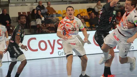 El Abanca Ademar León regresa a la competición mostrándose muy superior al Puente Genil en el Palacio Municipal de los Deportes. Fotos de Isaac Llamazares