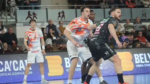 El Abanca Ademar León regresa a la competición mostrándose muy superior al Puente Genil en el Palacio Municipal de los Deportes. Fotos de Isaac Llamazares