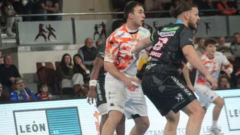 El Abanca Ademar León regresa a la competición mostrándose muy superior al Puente Genil en el Palacio Municipal de los Deportes. Fotos de Isaac Llamazares