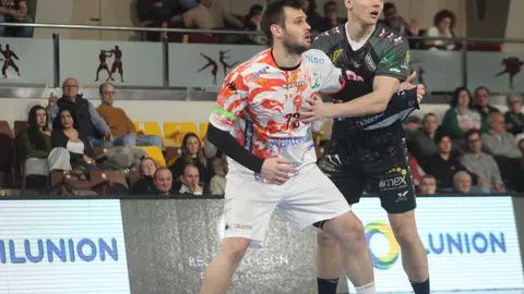 El Abanca Ademar León regresa a la competición mostrándose muy superior al Puente Genil en el Palacio Municipal de los Deportes. Fotos de Isaac Llamazares