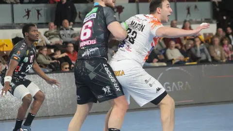 El Abanca Ademar León regresa a la competición mostrándose muy superior al Puente Genil en el Palacio Municipal de los Deportes. Fotos de Isaac Llamazares
