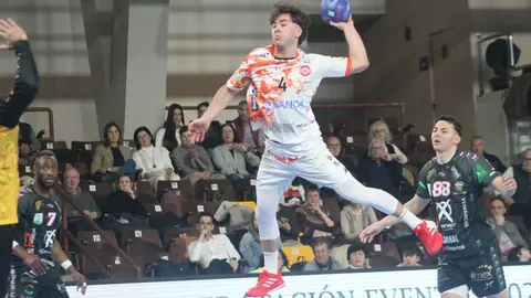 El Abanca Ademar León regresa a la competición mostrándose muy superior al Puente Genil en el Palacio Municipal de los Deportes. Fotos de Isaac Llamazares