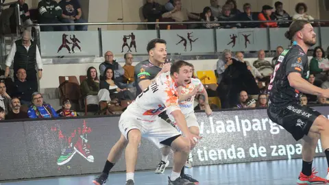 El Abanca Ademar León regresa a la competición mostrándose muy superior al Puente Genil en el Palacio Municipal de los Deportes. Fotos de Isaac Llamazares