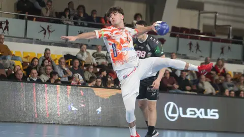 El Abanca Ademar León regresa a la competición mostrándose muy superior al Puente Genil en el Palacio Municipal de los Deportes. Fotos de Isaac Llamazares