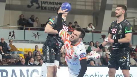 El Abanca Ademar León regresa a la competición mostrándose muy superior al Puente Genil en el Palacio Municipal de los Deportes. Fotos de Isaac Llamazares