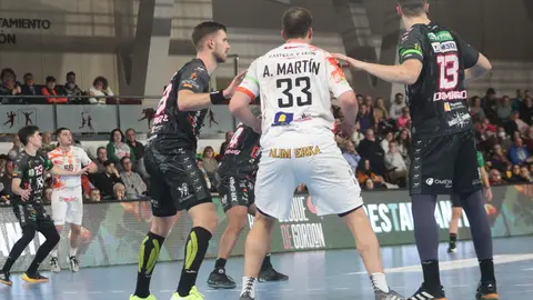 El Abanca Ademar León regresa a la competición mostrándose muy superior al Puente Genil en el Palacio Municipal de los Deportes. Fotos de Isaac Llamazares