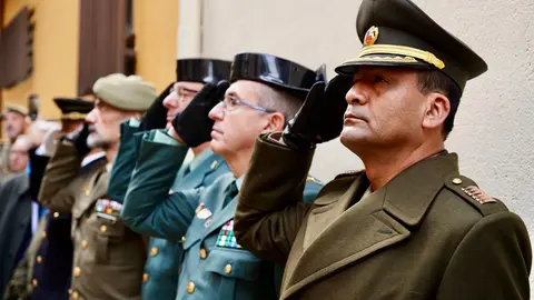 Astorga rinde homenaje al coronel Joaquín Rubín de Celis y Lastra, al que asisten el embajador de la República de Perú, Luis Ibérico Núñez. Fotos: Campillo.