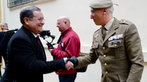 Astorga rinde homenaje al coronel Joaquín Rubín de Celis y Lastra, al que asisten el embajador de la República de Perú, Luis Ibérico Núñez. Fotos: Campillo.