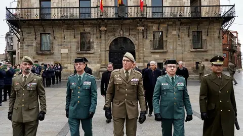 Astorga rinde homenaje al coronel Joaquín Rubín de Celis y Lastra, al que asisten el embajador de la República de Perú, Luis Ibérico Núñez. Fotos: Campillo.