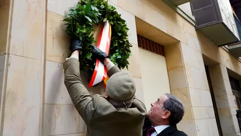 Astorga rinde homenaje al coronel Joaquín Rubín de Celis y Lastra, al que asisten el embajador de la República de Perú, Luis Ibérico Núñez. Fotos: Campillo.