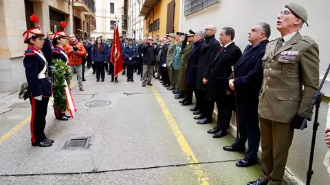 Astorga rinde homenaje al coronel Joaquín Rubín de Celis y Lastra, al que asisten el embajador de la República de Perú, Luis Ibérico Núñez. Fotos: Campillo.
