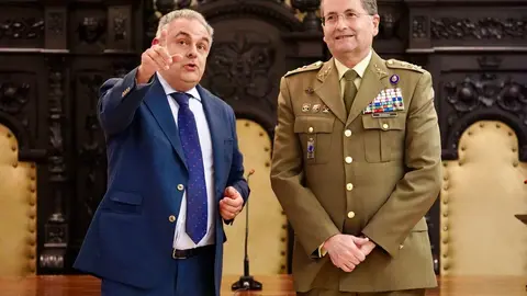 Recepción al jefe de Estado Mayor del Ejercito de Tierra, Amador Enseñat y Berea en el Ayuntamiento de Astorga. Fotos: Campillo