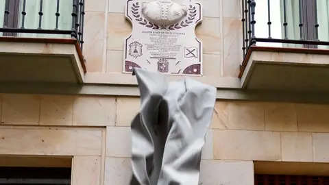 Astorga rinde homenaje al coronel Joaquín Rubín de Celis y Lastra, al que asisten el embajador de la República de Perú, Luis Ibérico Núñez. Fotos: Campillo.