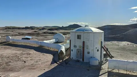 Nueve astronautas españolas, entre ellas las leonesas Jennifer García Carrizo y Laura González Llamazares, estudian en el proyecto Hypatia los efectos de una misión en Marte en las mujeres. Desde el pasado lunes viven aisladas en la estación Mars Research Desert Station del desierto de Utah.