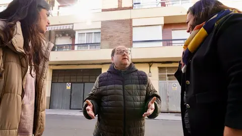Fallece un niño de nueve años por inhalar gas procedente de una calefacción de carbón en La Bañeza (León). En la imagen el alcalde de La Bañeza, Javier Carrera. Fotos: Campillo.