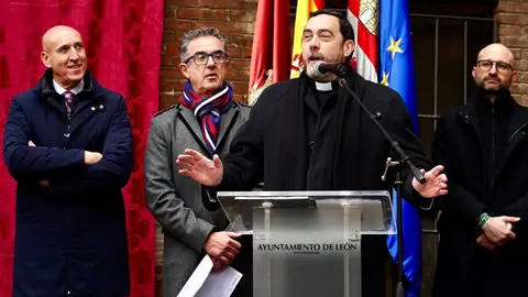 El alcalde de León, José Antonio Diez, preside el acto de descubrimiento de la placa de la Rinconada de Enrique García Centeno. Fotos: Campillo.