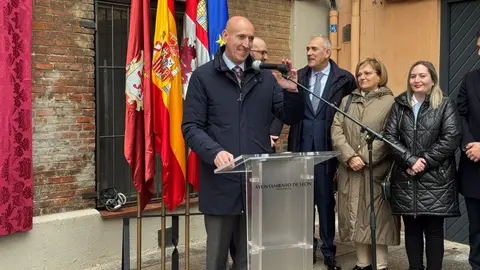 El alcalde de León, José Antonio Diez, preside el acto de descubrimiento de la placa de la Rinconada de Enrique García Centeno. Fotos: Ayto de León.