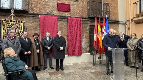 El alcalde de León, José Antonio Diez, preside el acto de descubrimiento de la placa de la Rinconada de Enrique García Centeno. Fotos: Ayto de León.
